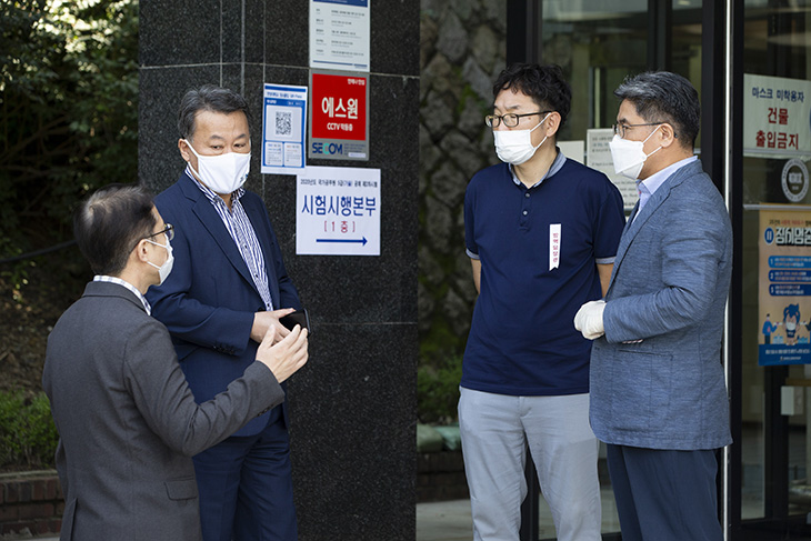 시험장 밖으로 나와 직원들과 대화 나누는 황서종 인사혁신처장