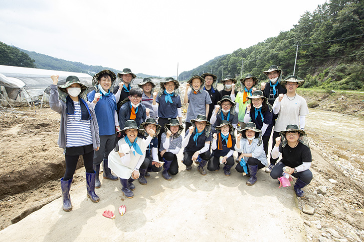 봉사활동에 참여한 봉사자들의 단체모습