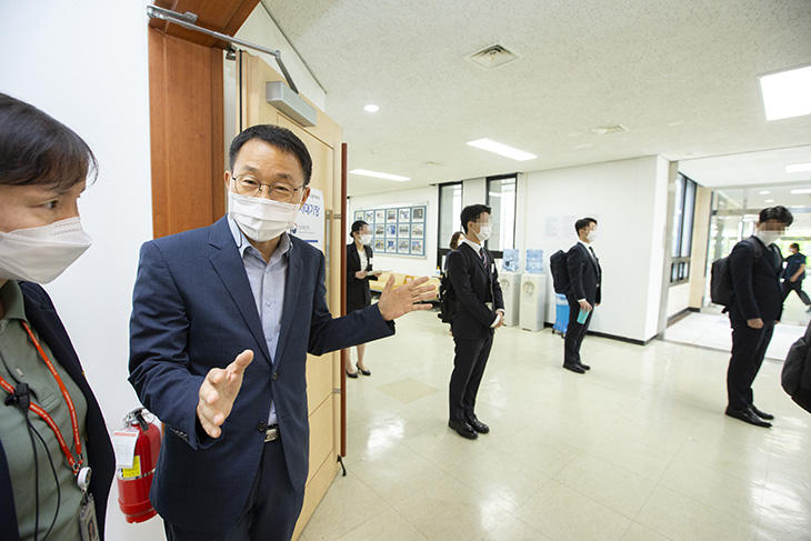 거리두기를 실천하며 줄 서 있는 응시자들을 살피는 김우호 인사혁신처 차장