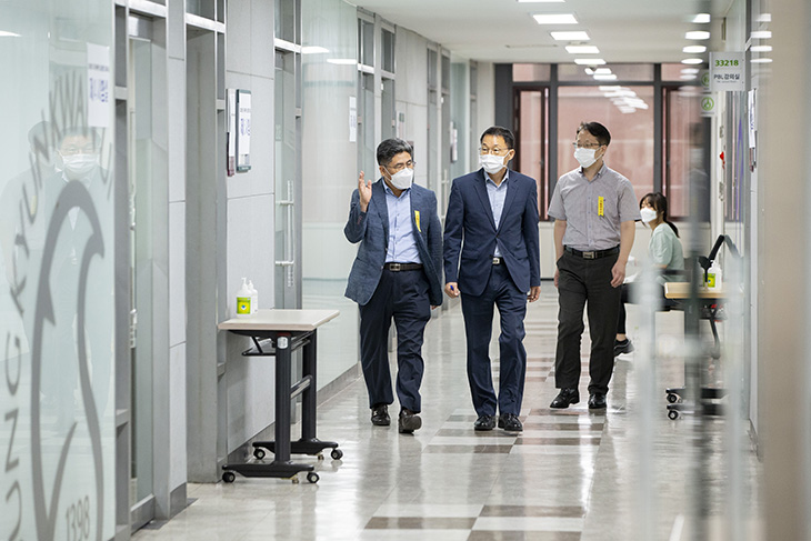 응시현황과 방역상황 등을 보고 받고 시험장을 살피는 김우호 인사혁신처 차장