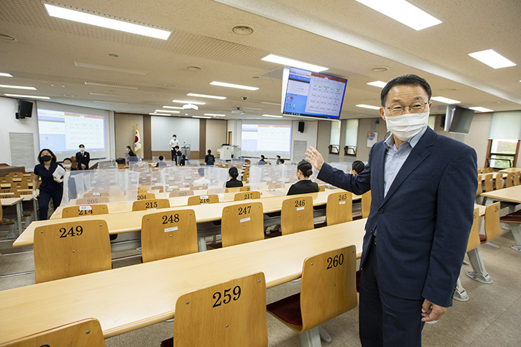 면접장의 코로나19 감염 예방을 위한 방역 조치 상황 등을 살피는 김우호 인사혁신처 차장