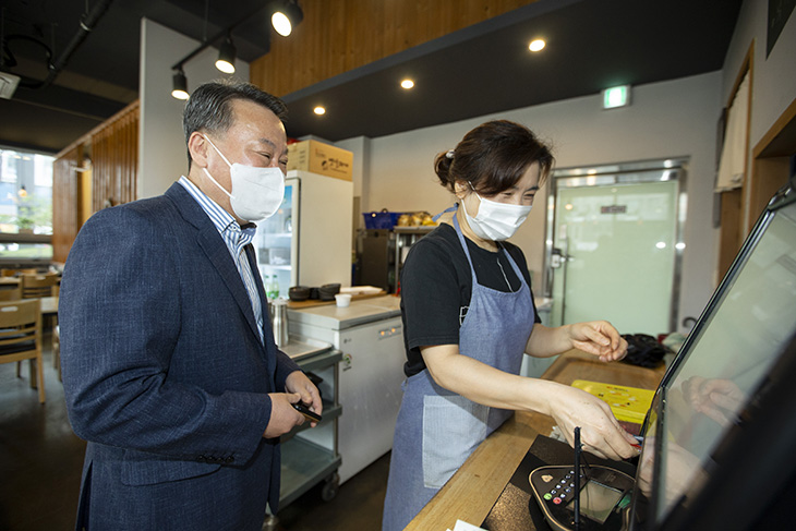 세종시 어진동의 한 음식점을 찾아 착한 선결제 캠페인에 동참하는 황서종 인사혁신처장