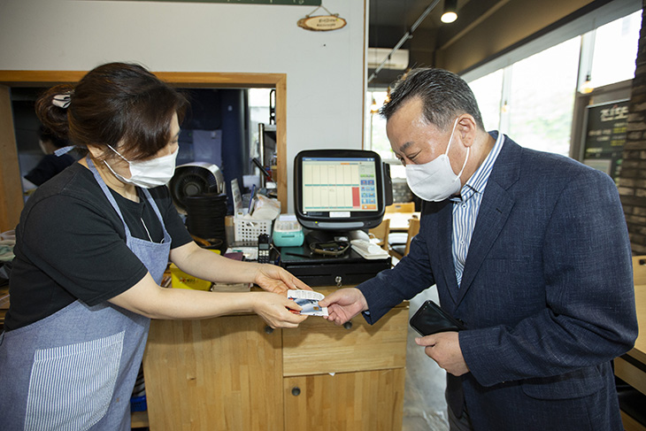 계산을 마친 뒤 카드를 건네주는 음식점 사장님