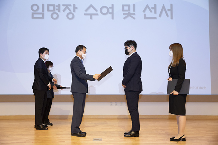 교육생에게 임명장 수여를 하는 김우호 인사혁신처 차장