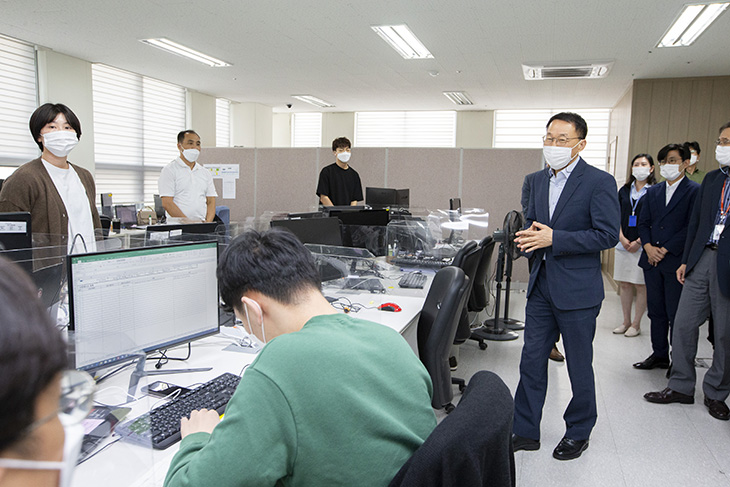 용업 사업자의 근무환경을 점검하고 사업추진 현황을 점검하는 김우호 인사혁신처 차장