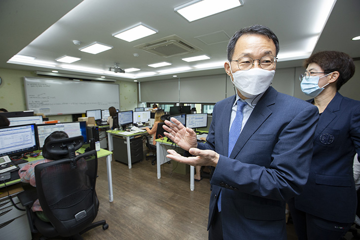 공무원연금콜센터 관계자에게 방역에 최선을 다해줄 것을 당부하는 김우호 인사혁신처 차장