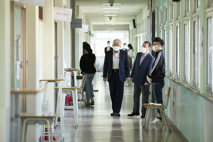 국가공무원 7급 필기시험장을 찾은 황서종 인사혁신처장과 관계자