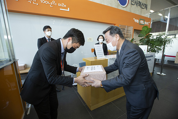 인사처 세종 청사 보안팀에게 추석 선물을 전달하는 황서종 인사혁신처장