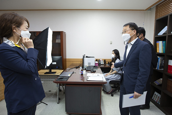 온라인 교육 촬영 현장을 둘러보는 김우호 인사혁신처 차장