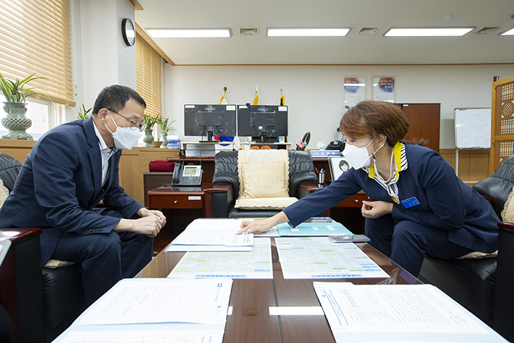 충남 천안시에 위치한 관세청 소속 관세국경관리연수원을 방문해 조은정 연수원장으로부터 온라인 교육환경에 대해 설명을 듣고 있는 모습