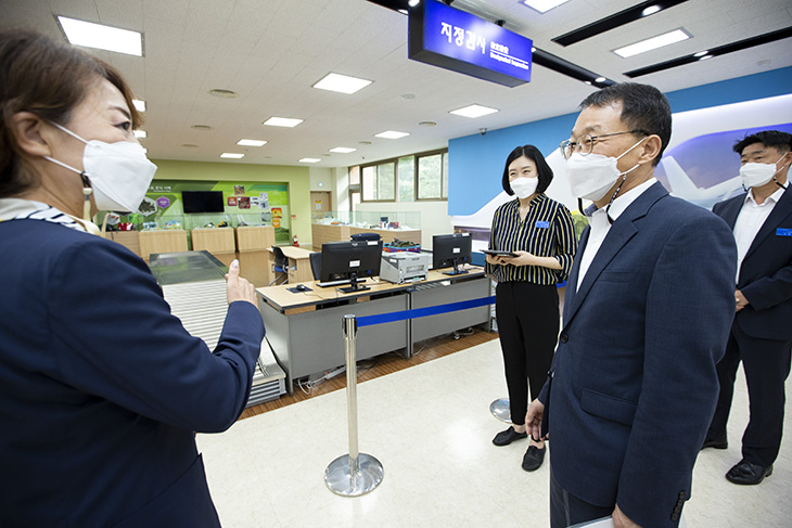 관세국경관리연수원 내부 지정감사 현장을 둘러보고 설명을 듣는 김우호 인사혁신처 차장