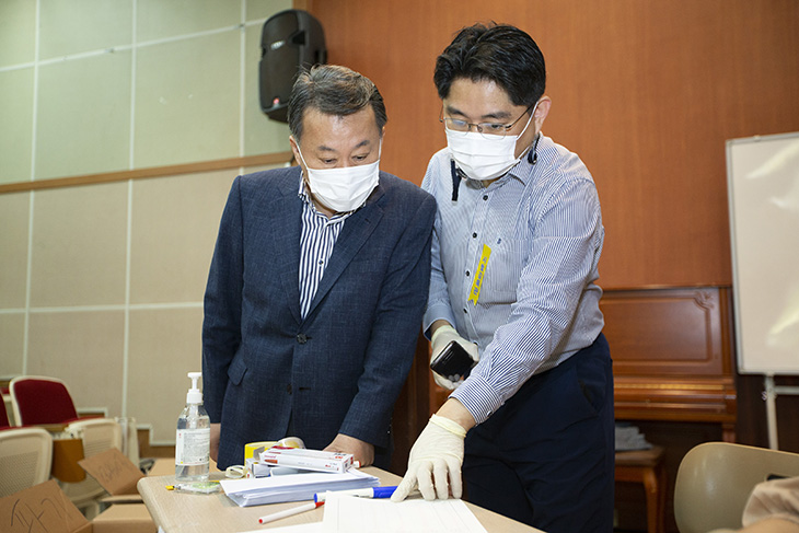 시험 응시사항 등을 보고받고 응시율 집계 상황을 살피는 황서종 인사혁신처장