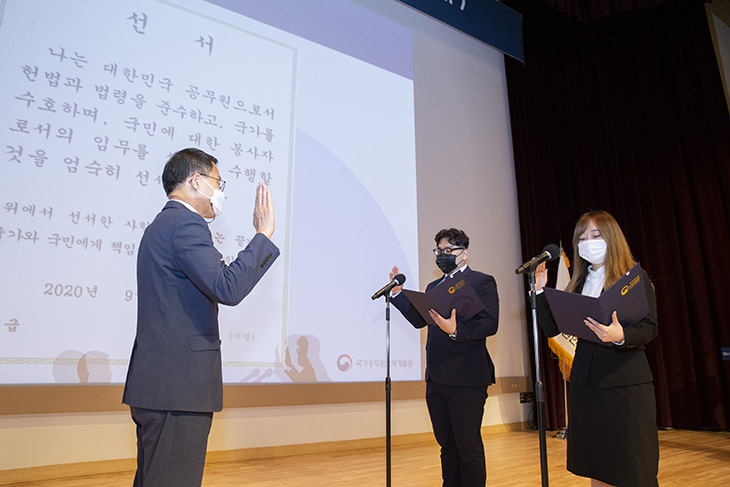 수료생 대표가 김우호 인사혁신처 차장 앞에서 공무원 선서를 하고 있는 모습