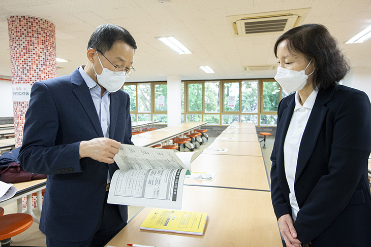 시험 준비 상황을 미리 점검하고 관계자와 이야기 나누는 김우호 인사혁신처 차장