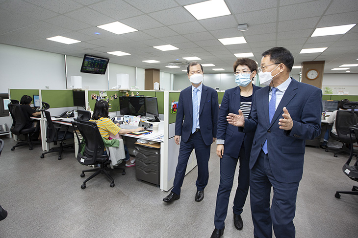 상담 직원들의 근무환경을 살피며 이야기 나누는 김우호 인사혁신처 차장