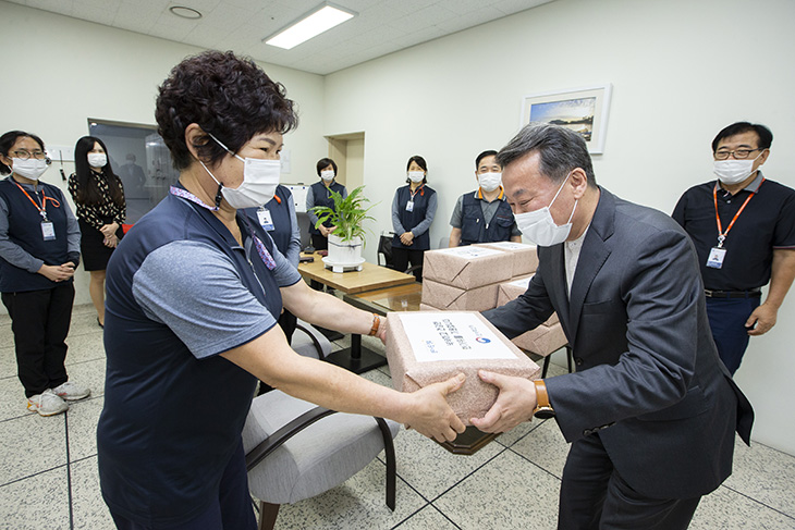 인사처 환경시설팀에게 추석 선물을 전달하는 황서종 인사혁신처장