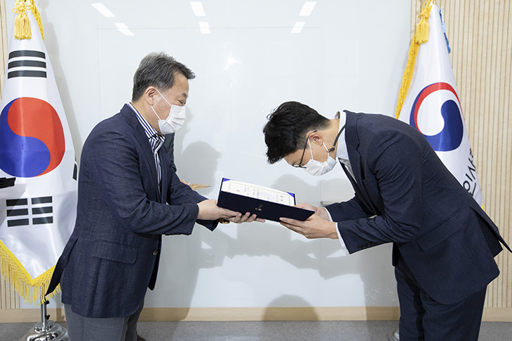 중앙 부처 적극행정 업무 담당 유공자들을 표창하고 있는 황서종 인사혁신처장