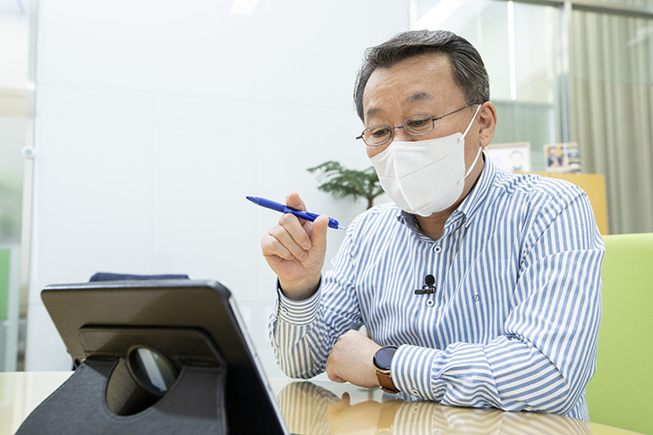 5급 공채 시험 채점이 차질 없이 진행되도록 당부하는 황서종 인사혁신처장