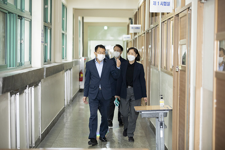 서울 송파구의 한 학교에서 치러질 법무부 5급 일반승진 필기시험장을 찾은 김우호 인사혁신처 차장