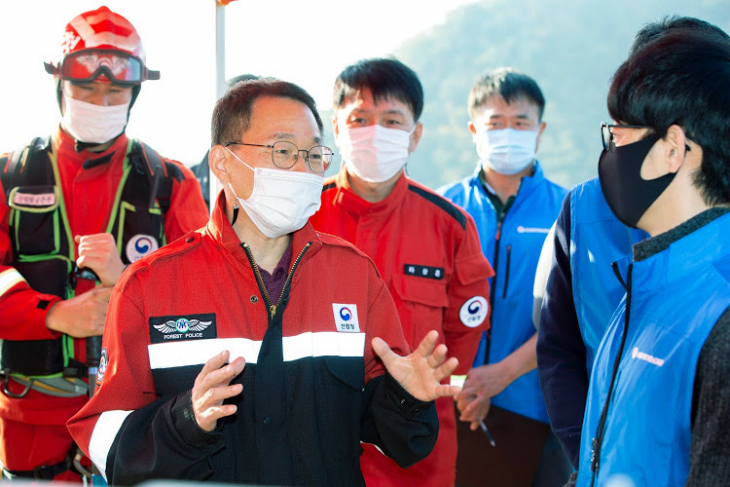 김우호 인사혁신처 차장과 공무원 노사가 함께 국유림 선도 산림경영 단지를 방문하여 현장 공무원과 간담회를 열고 있다.