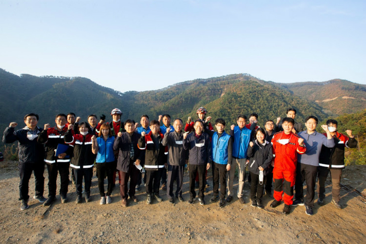 국유림 선도 산림경영 단지에서 훈련과 간담회에 참여한 공무원노사가 함께 기념사진을 찍고 있다.