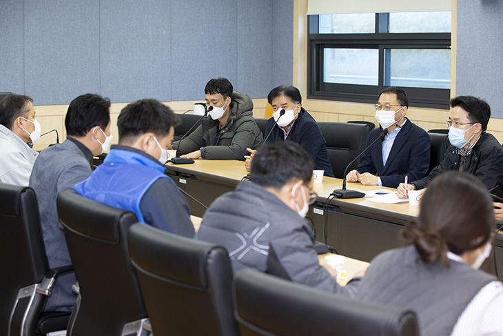 문화재청 공무원노조와 간담회를 하는 김우호 인사혁신처 차장