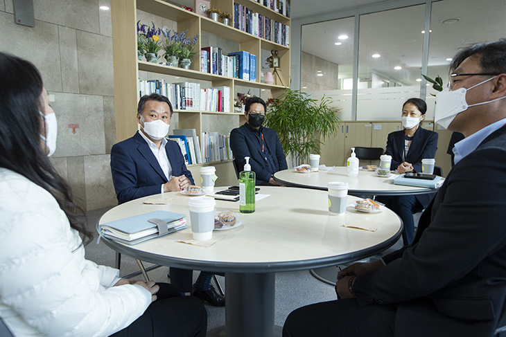 조직문화와 근무 전반 등에 대한 이야기를 하는 파견공무원과 이를 귀담아 듣는 황서종 인사혁신처장