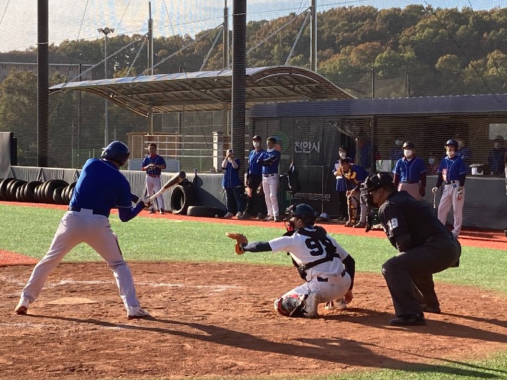남양주 장애인 야구단과 야구경기 시합중인 공무원 노사합동의 모습