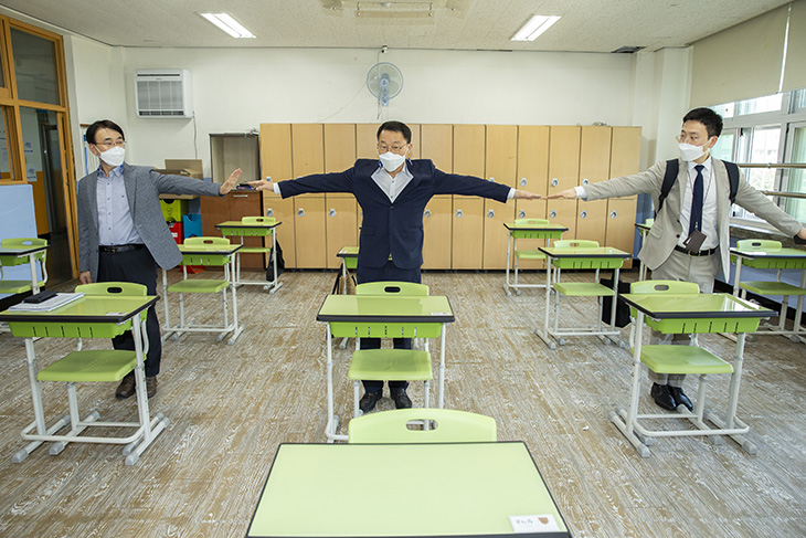 2021년도 국가공무원 7급 공채 제1차시험을 하루 앞둔 9일 김우호 인사혁신처장이 서울 구로구에 위치한 시험장을 찾아 양팔을 벌리고 시험준비 상황을 점검하는 모습