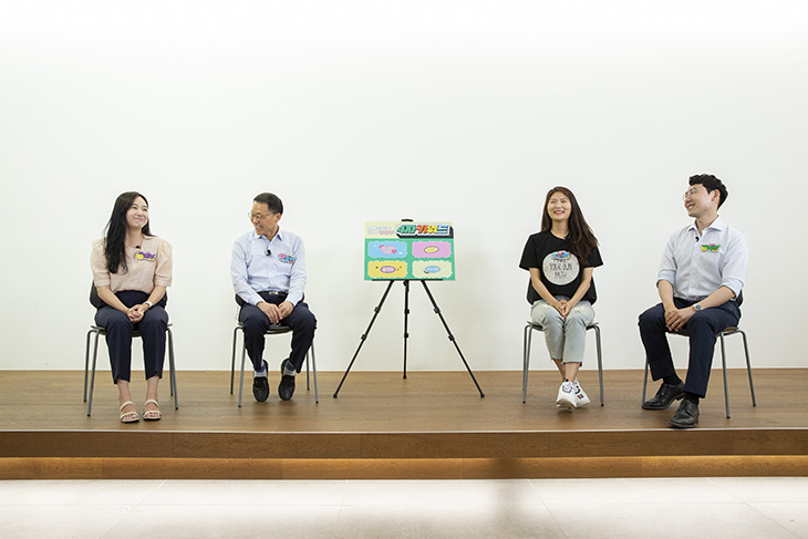김우호 인사혁신처장이 세종시 한 카페에서 열린 '리버스 멘토링' 행사에 참석한 모습