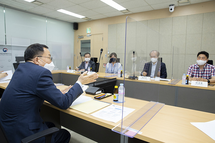 김우호 인사혁신처장이 국립보건연구원을 방문해  간담회 시간을 갖는 모습