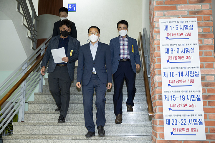 김우호 인사혁신처장이 7월 23일 서울 성동구 한양대학교에서 치러지고 있는 국가공무원 5급 공채(기술) 제2차 시험장을 방문해 계산을 내려오는 모습