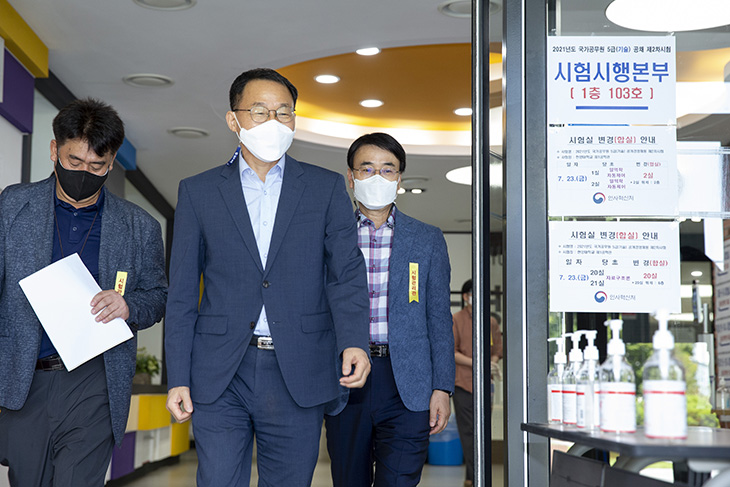 김우호 인사혁신처장이 7월 23일 서울 성동구 한양대학교에서 치러지고 있는 국가공무원 5급 공채(기술) 제2차 시험장을 방문한 모습