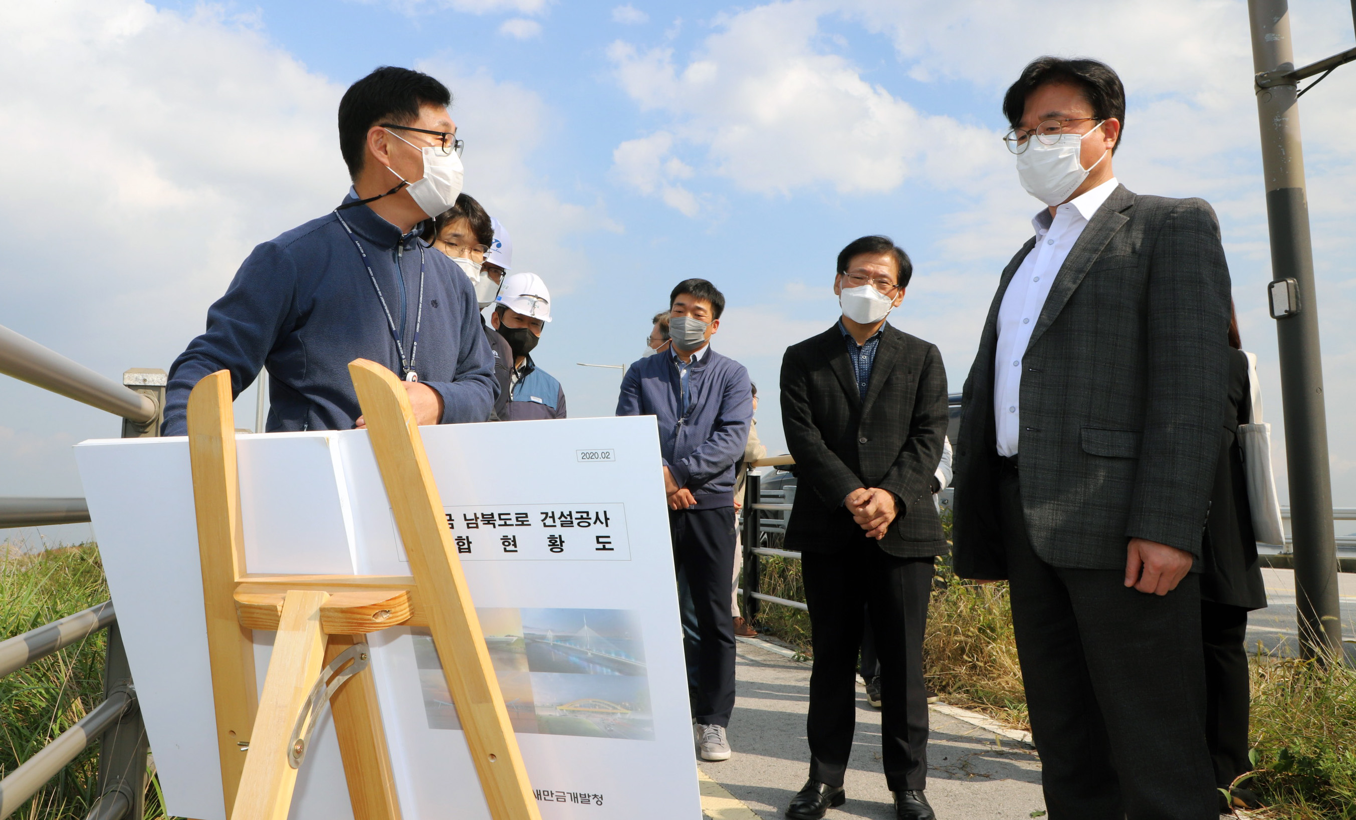 최재용 인사혁신처 차장이 19일 새만금개발청 공무원 노조와 함께 전북 군산 새만금개발청 건설 현장을 방문하여 개발사업 및 현업 공무원 근무환경에 대해 설명을 듣고 있는 모습
