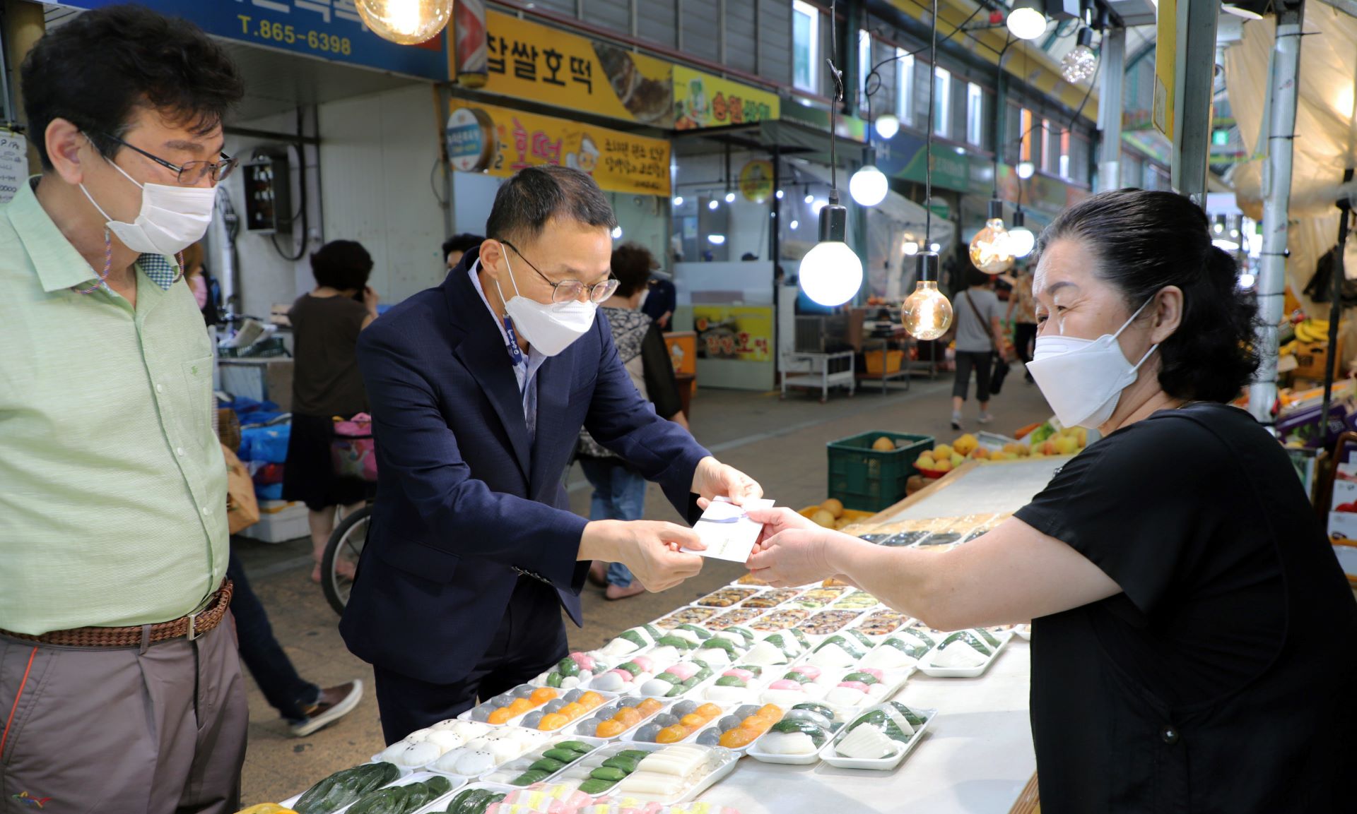 16일 김우호 인사혁신처장이 추석연휴를 앞둔 세종시 세종전통시장을 찾아 사회복지시설에 전달할 음식들을 구입하는 모습