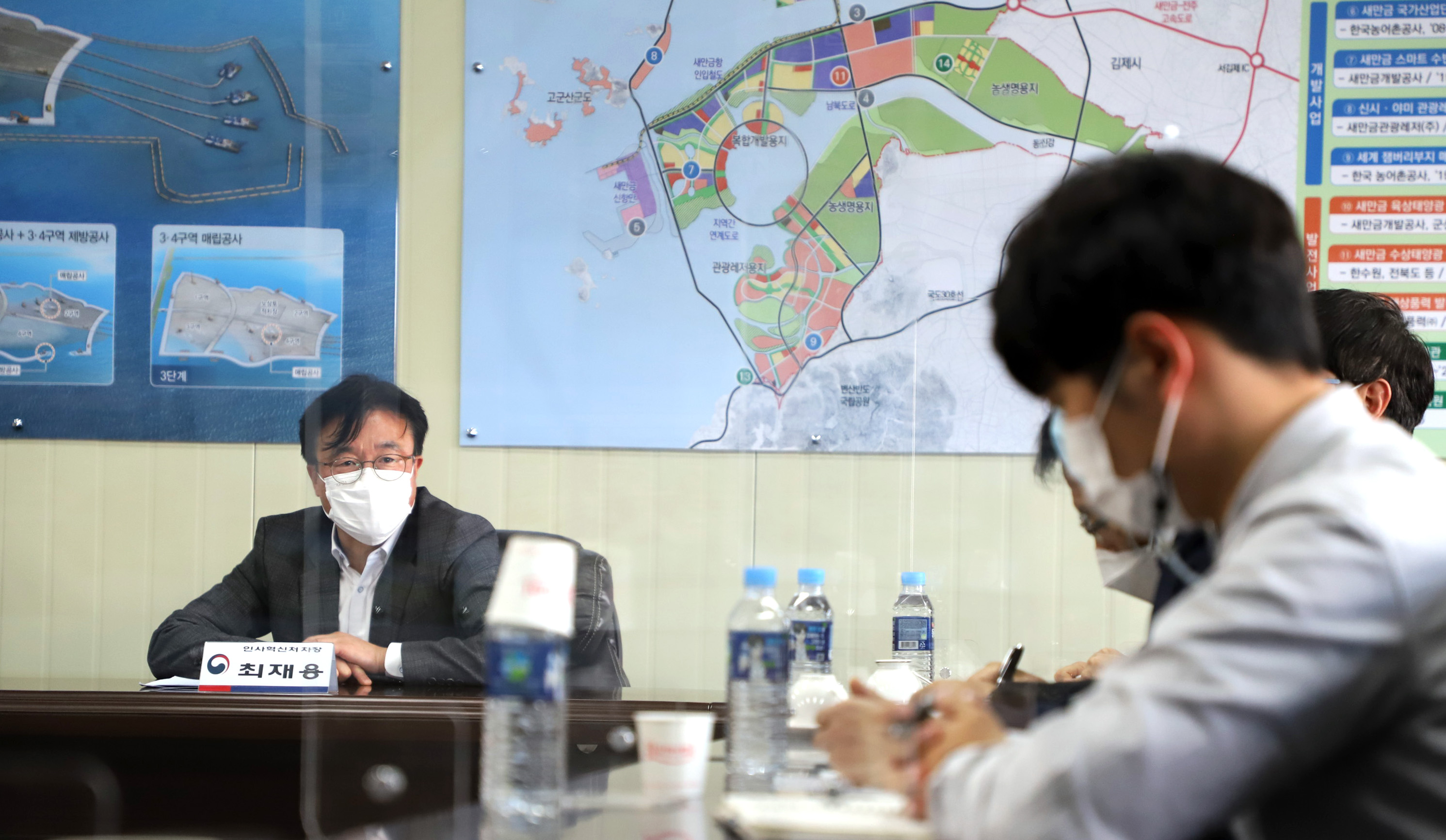 최재용 인사혁신처 차장이 19일 새만금개발청 공무원 노조와 함께 전북 군산 새만금개발청 건설 현장을 방문하여 개발사업 및 현업 공무원 근무환경에 대해 설명을 들었다