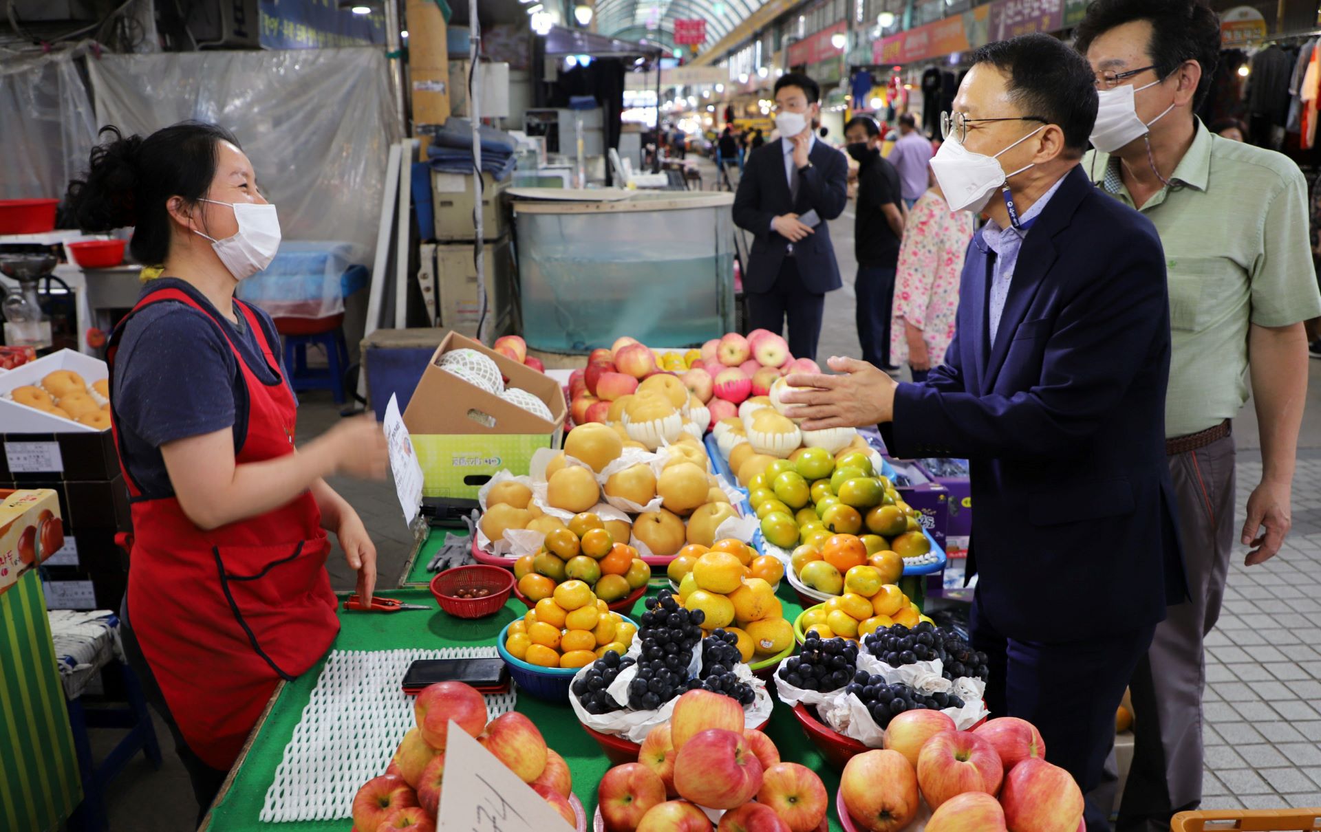 16일 김우호 인사혁신처장이 추석연휴를 앞둔 세종시 세종전통시장을 찾은 모습
