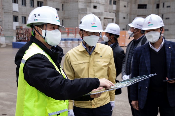 김우호 인사혁신처장이 9일 서울 강남구 공무원임대아파트 재건축 현장을 방문하여 방역 상황 및 안전관리 현황 등을 점검하는 모습