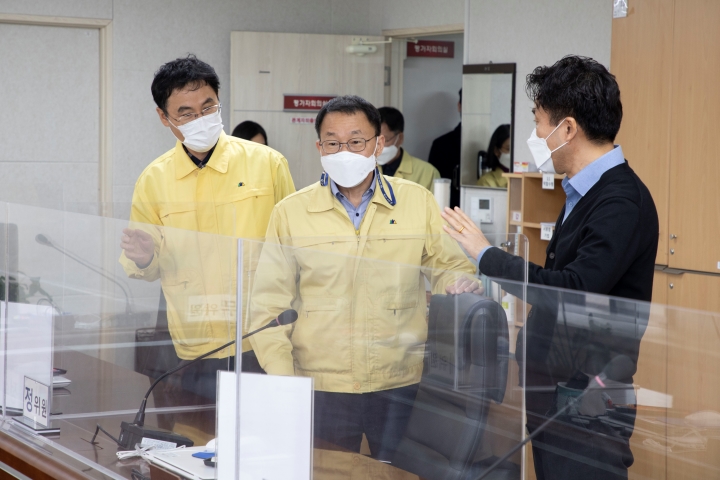 김우호 인사혁신처장이 9일 국가공무원인재개발원 과천분원을 방문하여 국가공무원 채용시험 면접장 등 주요 시설에 대한 긴급 방역점검을 실시하는 모습