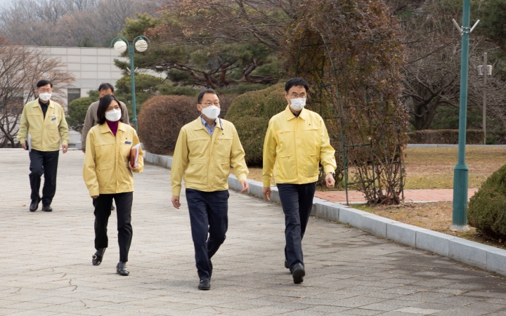 김우호 인사혁신처장이 9일 국가공무원인재개발원 과천분원을 방문하여 국가공무원 채용시험 면접장 등 주요 시설에 대한 긴급 방역점검을 실시하는 모습