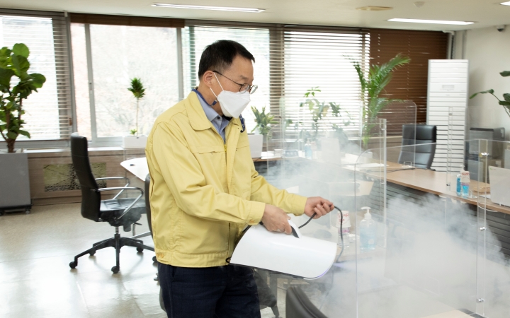 김우호 인사혁신처장이 9일 국가공무원인재개발원 과천분원을 방문하여 국가공무원 채용시험 면접장 등 주요 시설에 대한 긴급 방역점검을 실시하는 모습