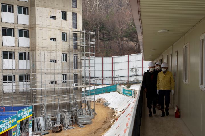 김우호 인사혁신처장이 9일 서울 강남구 공무원임대아파트 재건축 현장을 방문하여 방역 상황 및 안전관리 현황 등을 점검하는 모습