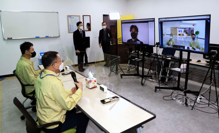 김우호 인사혁신처장이 14일 국가공무원인재개발원 과천분원을 찾아 15일까지 예정된 지역인재 9급 면접을 위해 시험장 시설에 대해 방역 등 점검을 실시하는 모습