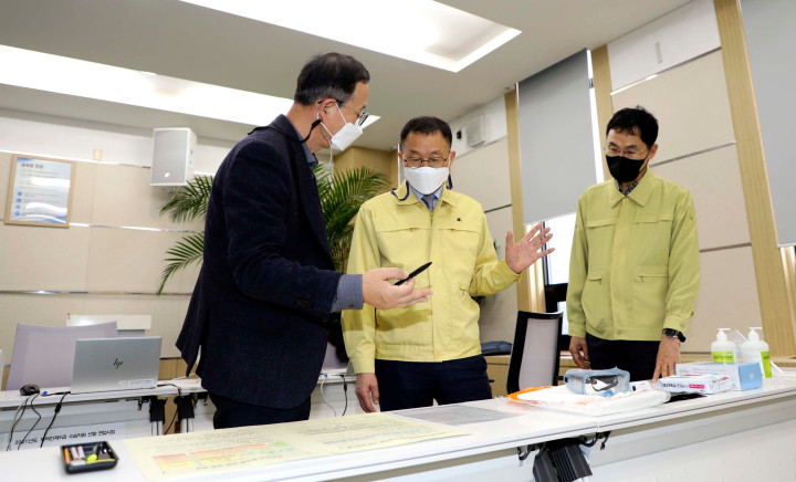 김우호 인사혁신처장이 14일 국가공무원인재개발원 과천분원을 찾아 15일까지 예정된 지역인재 9급 면접을 위해 시험장 시설에 대해 방역 등 점검을 실시하는 모습