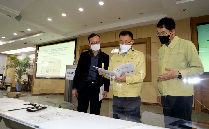 김우호 인사혁신처장이 14일 국가공무원인재개발원 과천분원을 찾아 15일까지 예정된 지역인재 9급 면접을 위해 시험장 시설에 대해 방역 등 점검을 실시하는 모습