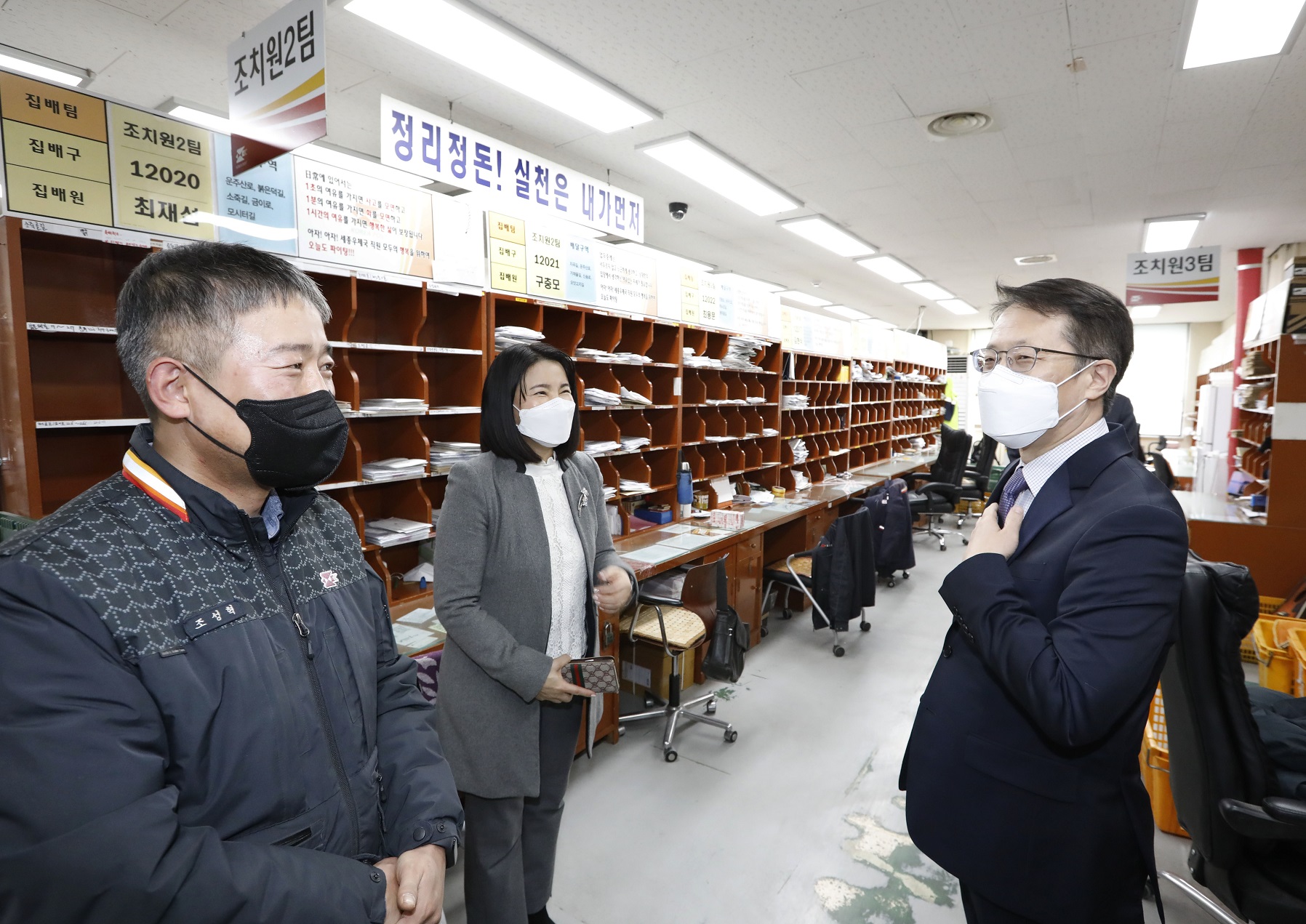 조성주 인사혁신처 차장(오른쪽)이 26일 세종시 조치원우체국을 방문해 설 명절을 앞두고 택배물량 증가 등으로 비상 근무중인 우체국 직원들의 의견을 듣는 모습