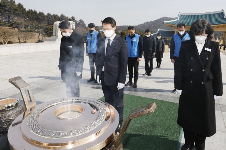 국립 대전 현충원을 방문하여 현장 공무원들과 묵념하는 모습