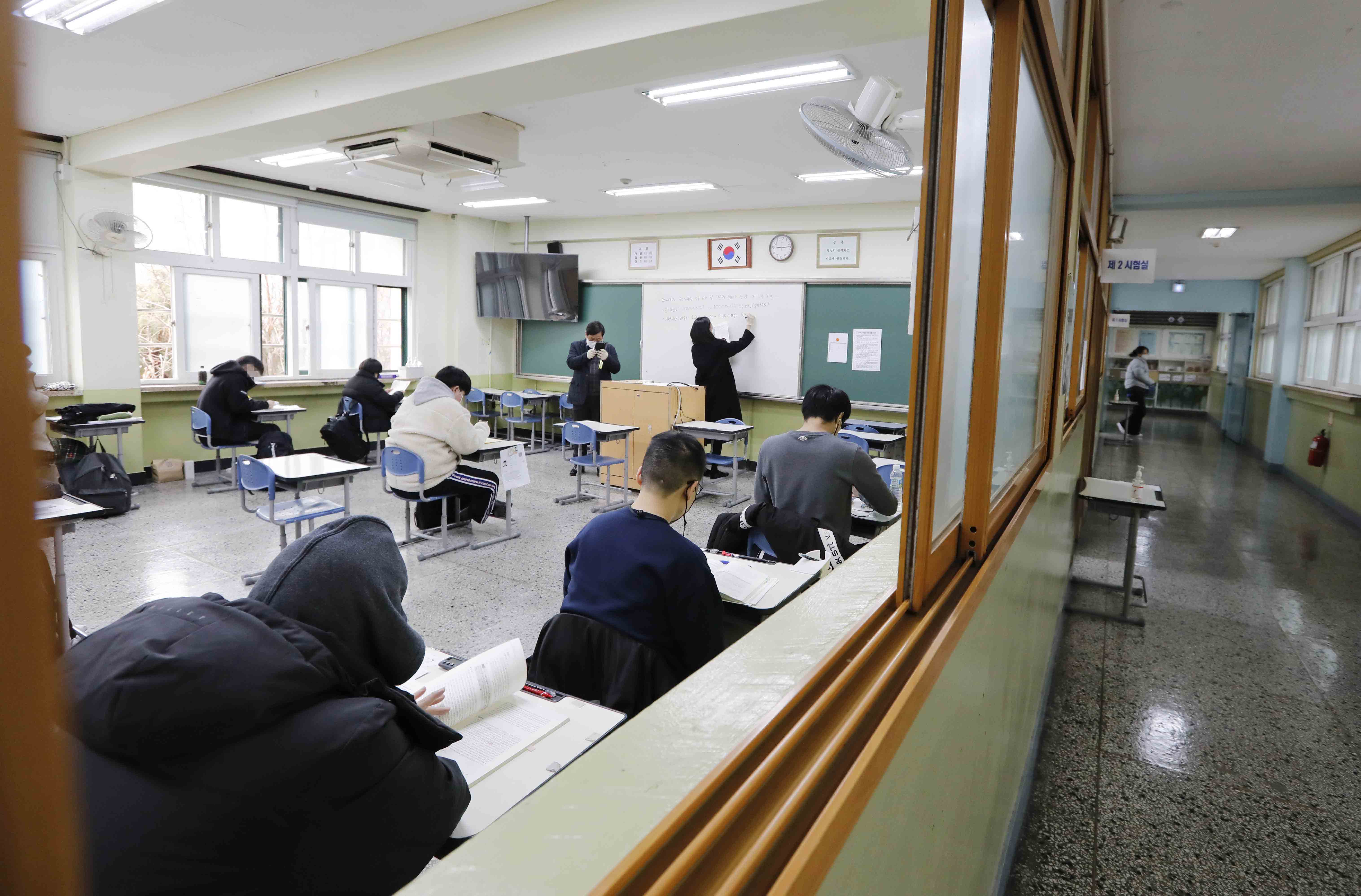 26일 국가공무원 5급 공채 및 외교관 후보자 선발 제1차시험장인 서울 강남구 소재 한 학교 응시현황
