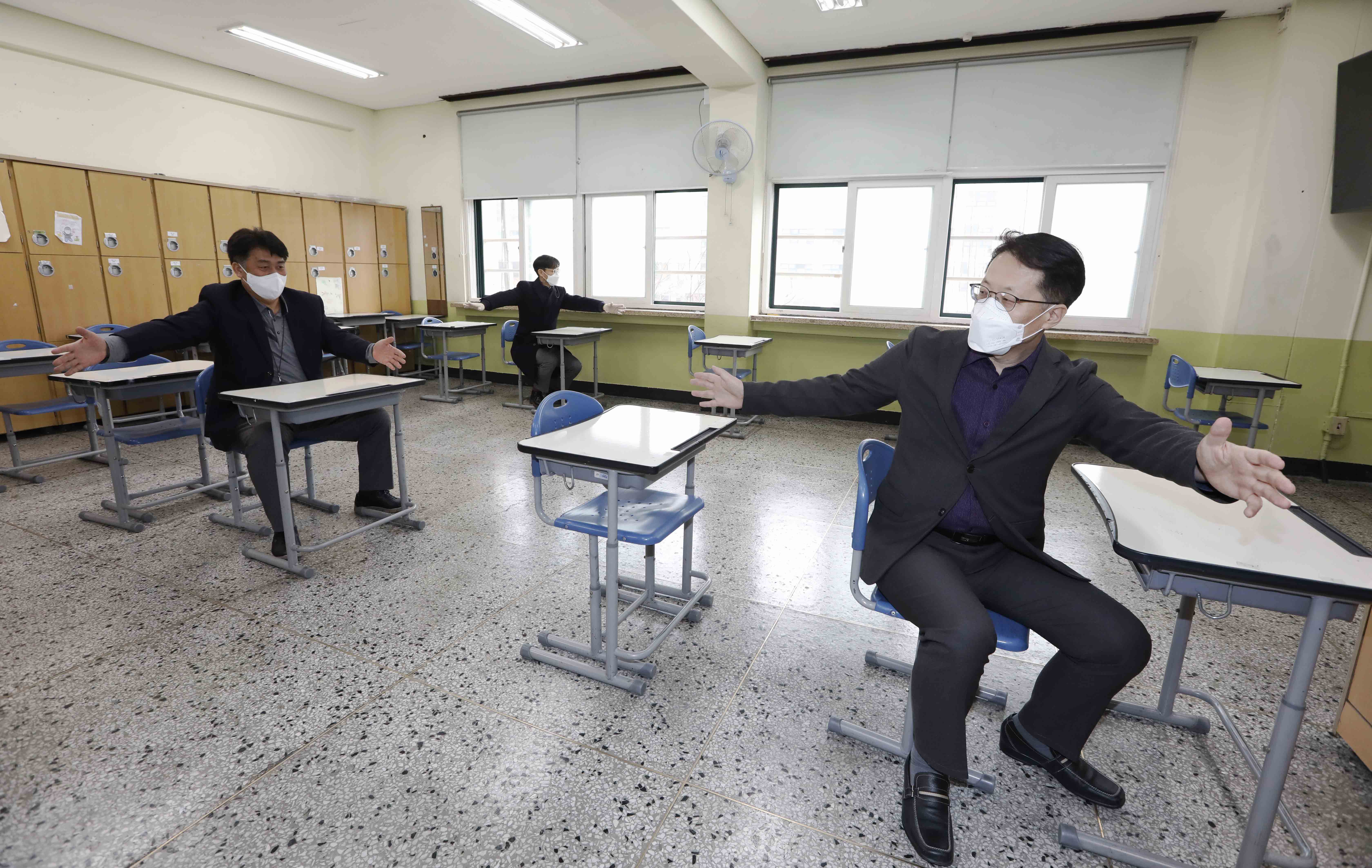 국가공무원 5급 공채 및 외교관후보자 선발 제1차 시험을 하루 앞둔 25일 조성주 인사혁신처 차장이 서울 강남구 소재 한 학교를 찾아 시험장 방역 및 준비상황 등을 점검하고 있다