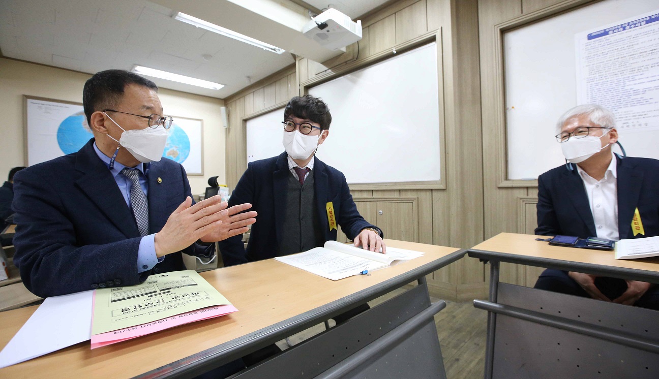 김우호 인사혁신처장이 2일 국가공무원 9급 공개경쟁채용 필기시험장인 서울 서초구 소재 한 학교를 찾아 응시현황을 점검하고 방역상항을 점검하는 모습